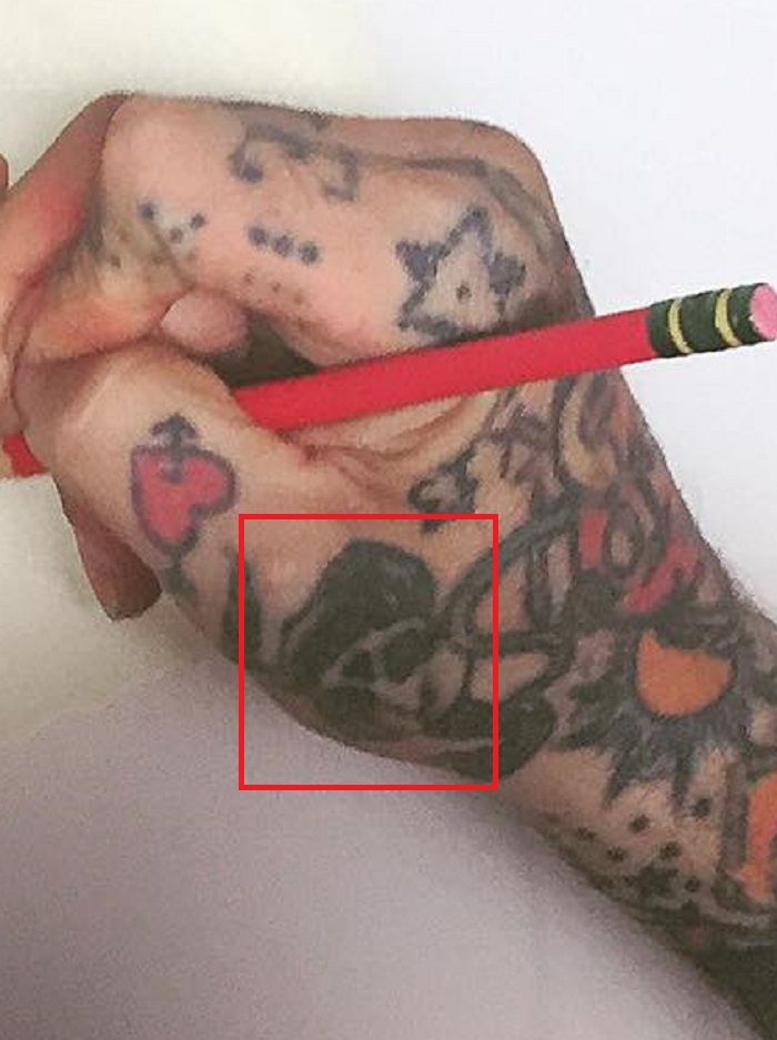 crâne main tatouage oliver peck