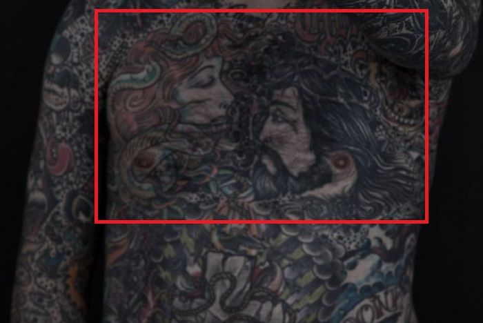 tatouage poitrine oliver peck