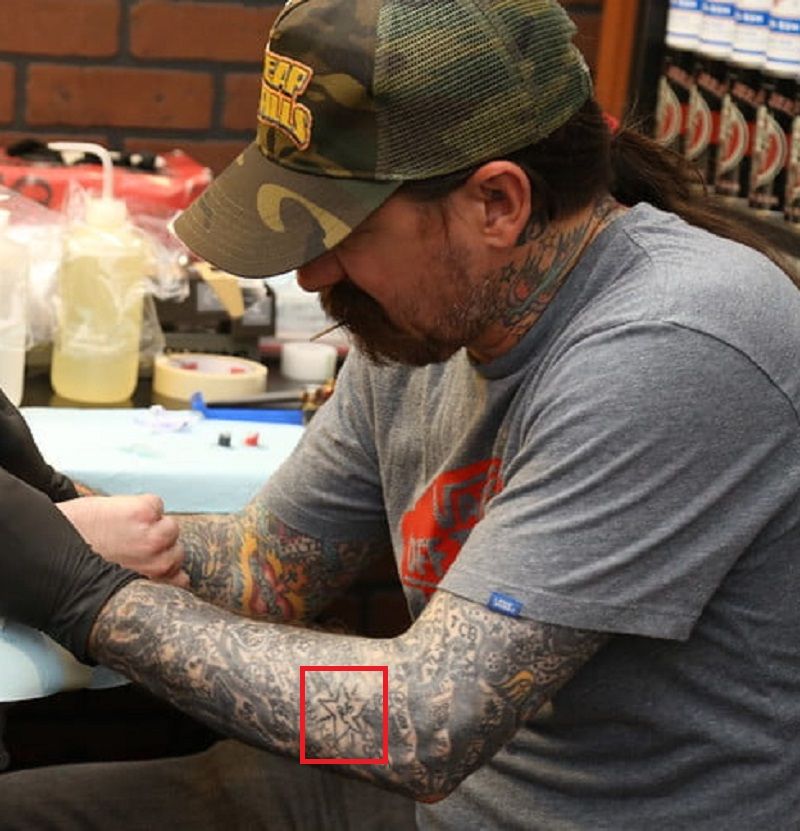 bras gauche oliver peck