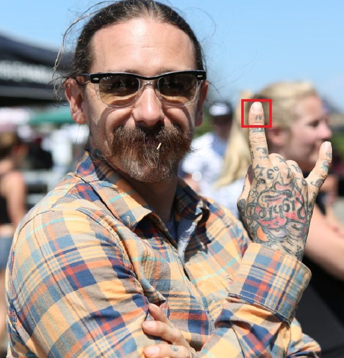 doigt tatouage oliver peck