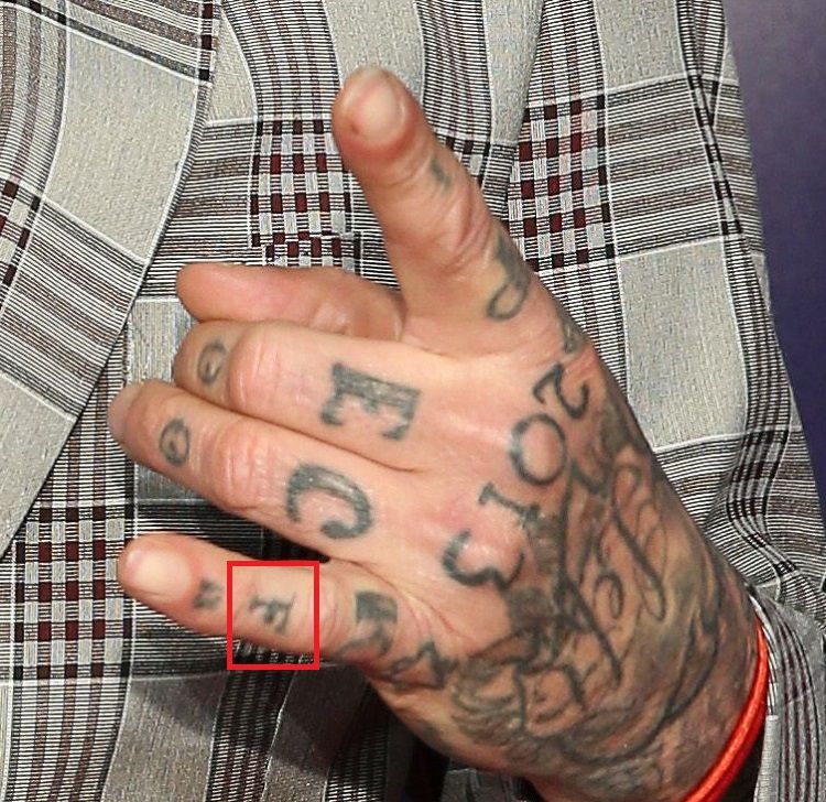 Oliver Peck-Pinky Doigt-main gauche