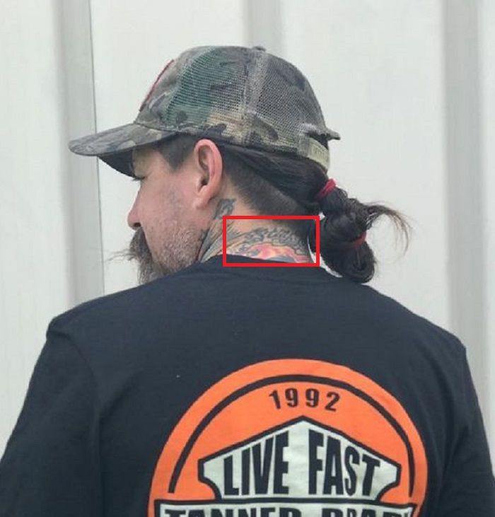 tatouage au cou oliver