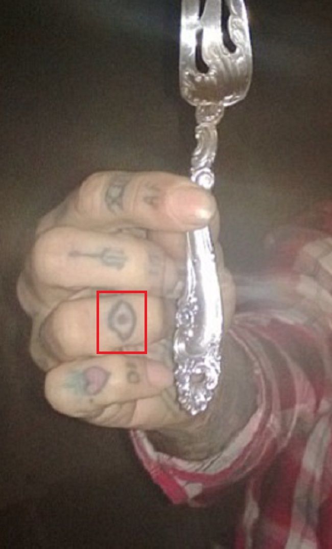 Oliver picorer le tatouage au doigt