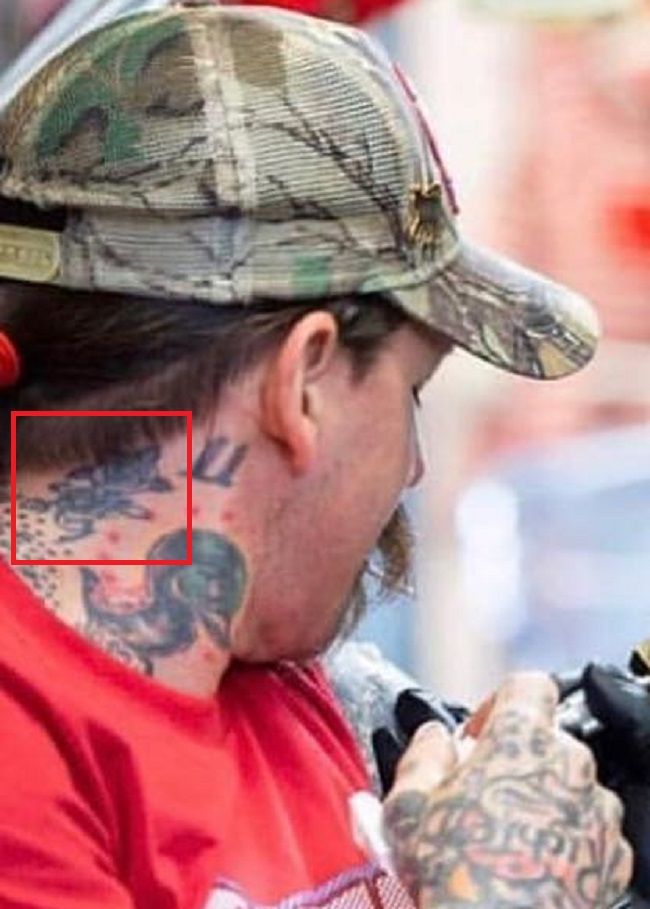 oliver peck-tatouage-cou-tatouage