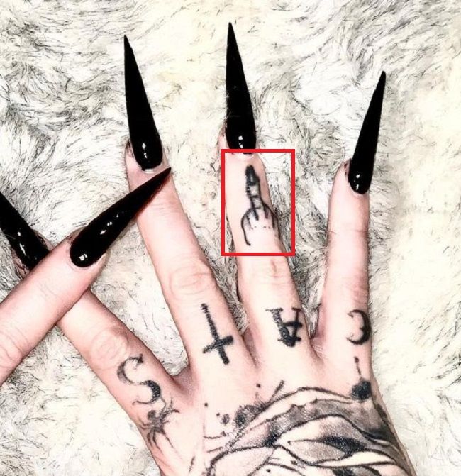 Ophelia Rain - dedo anelar direito