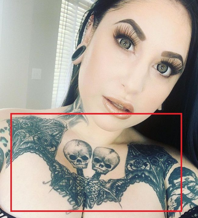 tatuagem no peito de Ophelia Rain