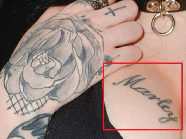 Ofélia tatuagem no peito