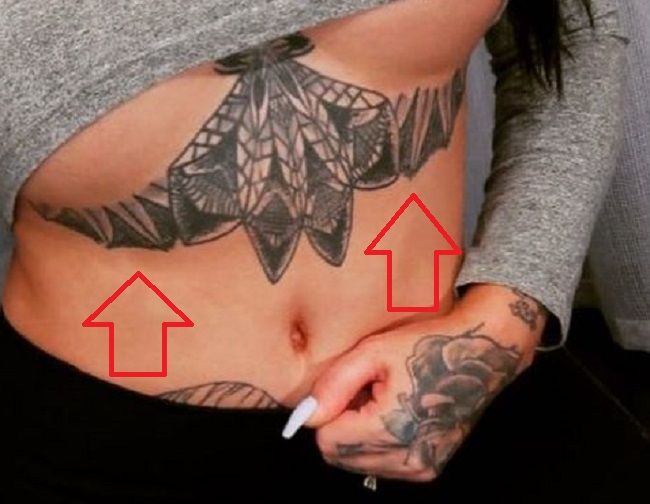 Tatuagem de Ophelia na caixa torácica