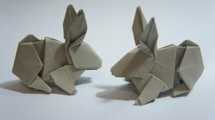 Doi iepuri zac pe burtă origami iepure gri design minciuni picioare urechi