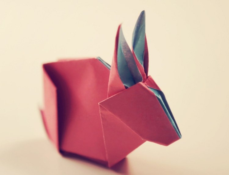 Folosiți hârtie pe două fețe pentru iepurașul origami iepure origami albastru hârtie roz ideea de artizanat ușor
