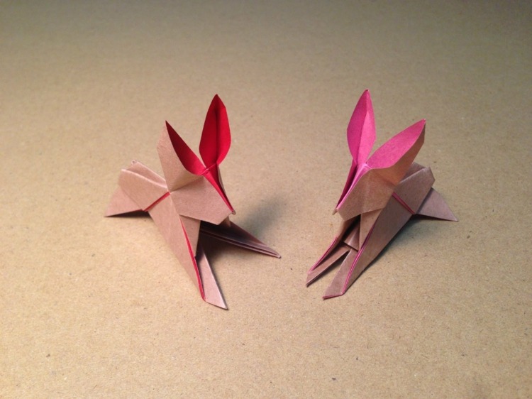 Cu acești iepuri în poziție de sărituri, urechile sunt deosebit de vizibile origami bunny jumping idea pink paper tinker