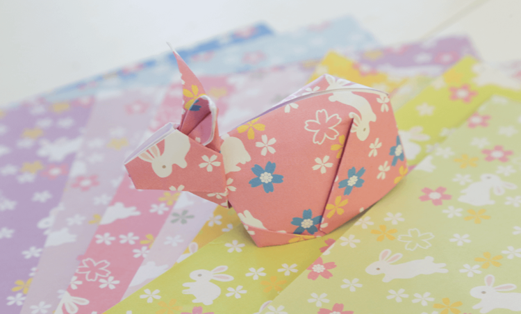 Pentru origami alegeți hârtie cu modele iepure origami model de flori colorate din hartie idee romantica de cadou