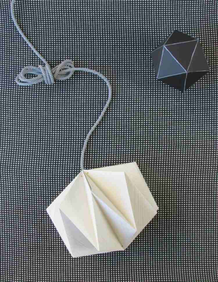 Lampă albă cu un cablu lung lampa origami diy idee cablu decor modern
