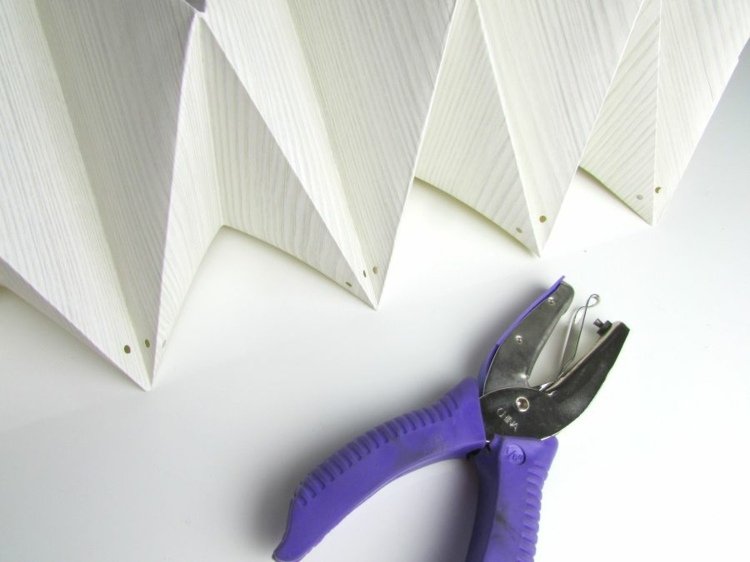 Adăugați găuri la lampă cu ajutorul unui clește lampă origami orificiu perforat din hârtie abajur iluminat interior