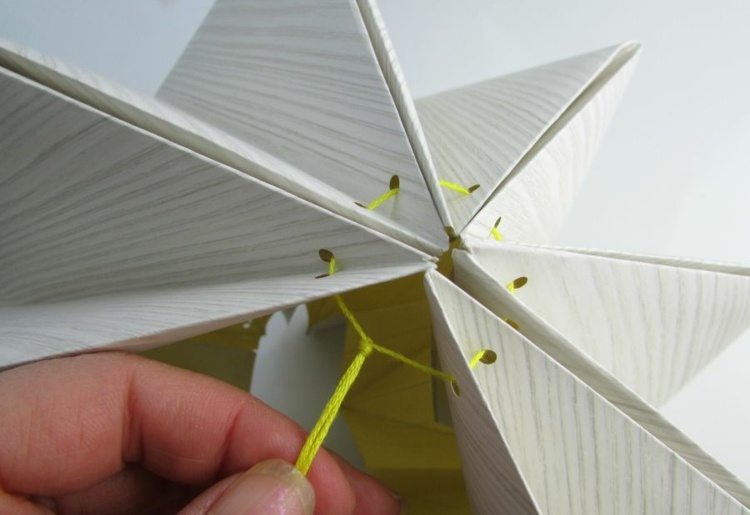 Legați lampa împreună cu un nod dublu lampă-cord origami cravată găuri de nod galben