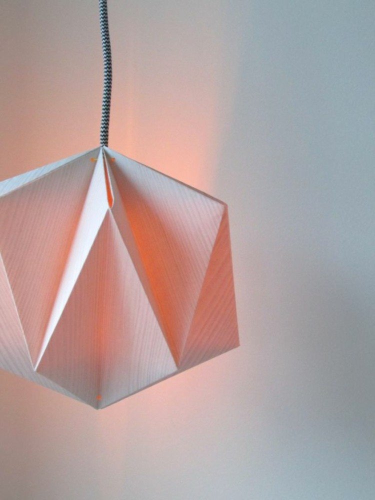 De asemenea, puteți utiliza un bec colorat pentru lampă abajur model lampă-origami faceți-l singur mobilare prin cablu