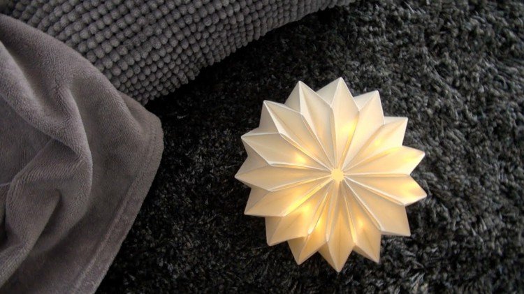 Dacă te uiți la lampă de jos, arată ca o stea lampă-origami formă de flori instrucțiuni de pliere covor adânc de culoare gri