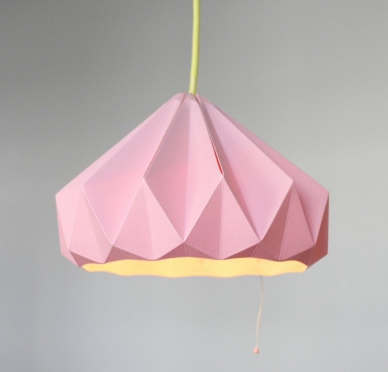 Lampă origami realizată din hârtie roz lampa origami roz idee galben cablu apartament decor bricolaj