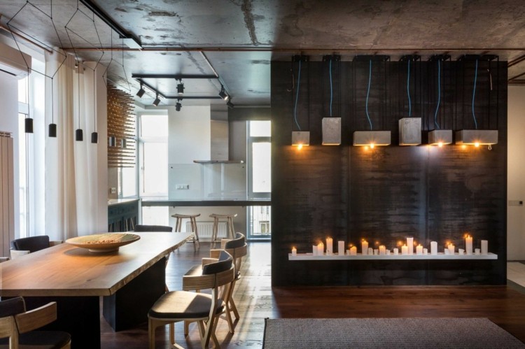 Ideea de design pentru rafturi de vin - perete accent în gri închis idee vin raft design scaune din lemn de lumină pandantiv deco accent perete