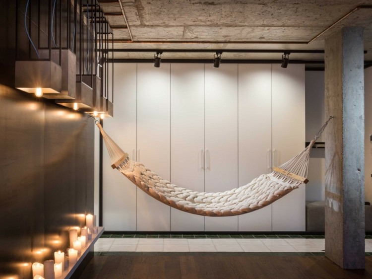 Design modern pentru hamac în alb raft vin design idee lumanari deco idee salon hamac modern