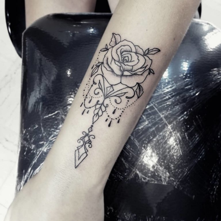 Flori tatuaj design femeie braț tatuaj antebraț tatuaj durere
