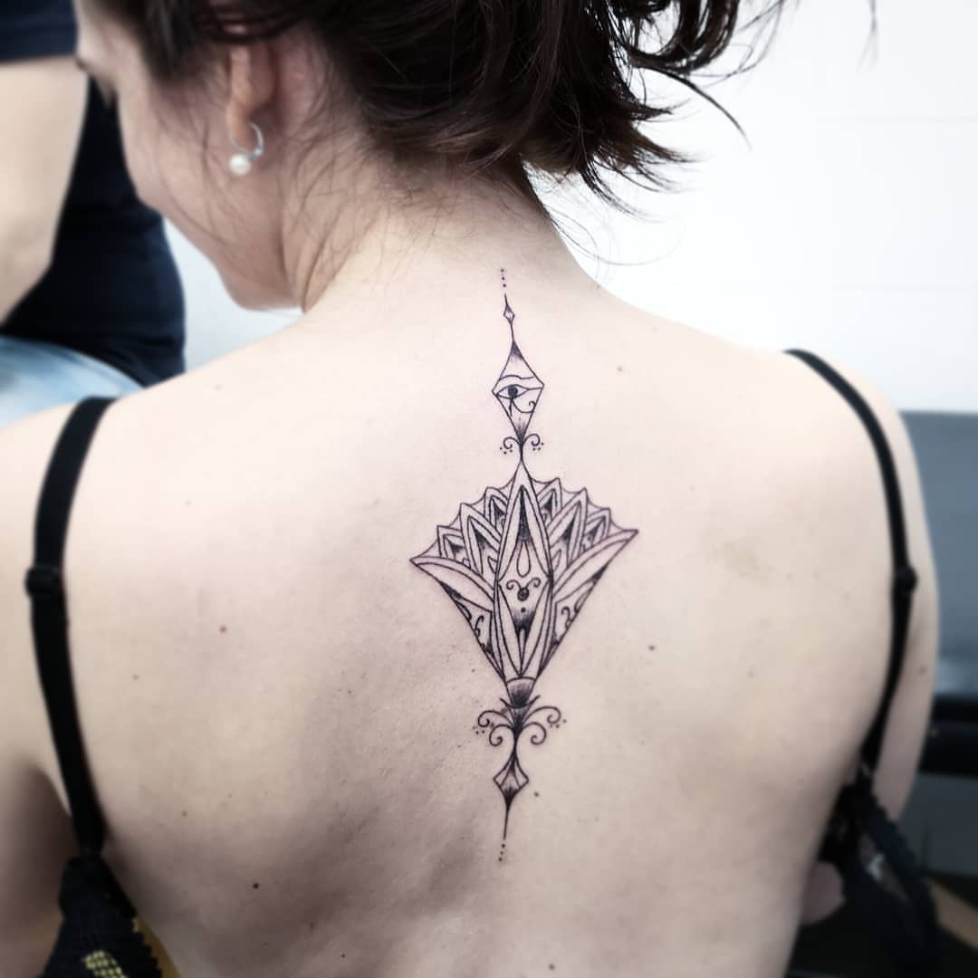 Șabloane de tatuaje ornamente în spate tatuaj femeie design tatuaje motive semnificație