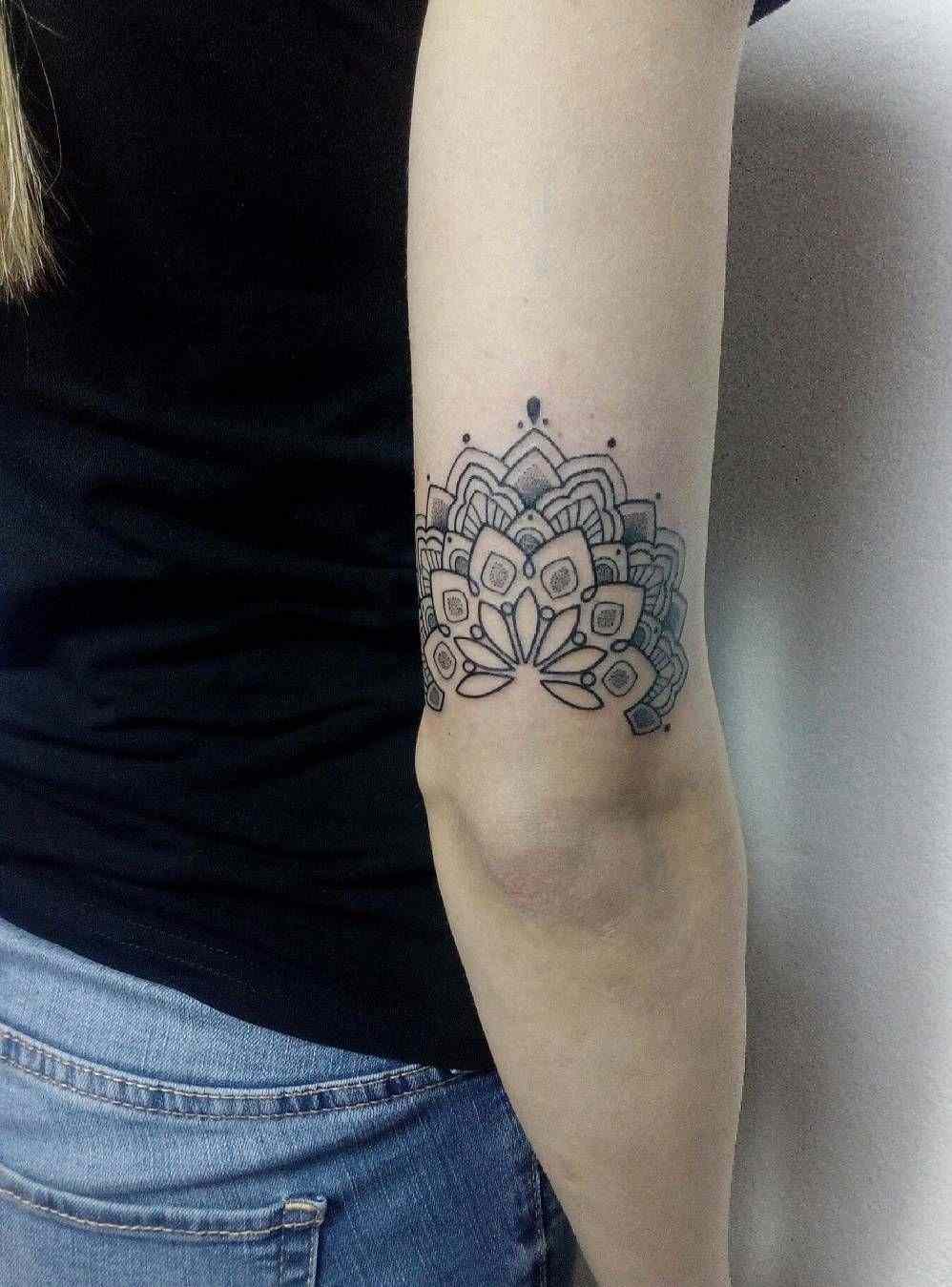 Motor de tatuaj pentru femeie cu brațul superior, cu tendințe semnificative de tatuaj