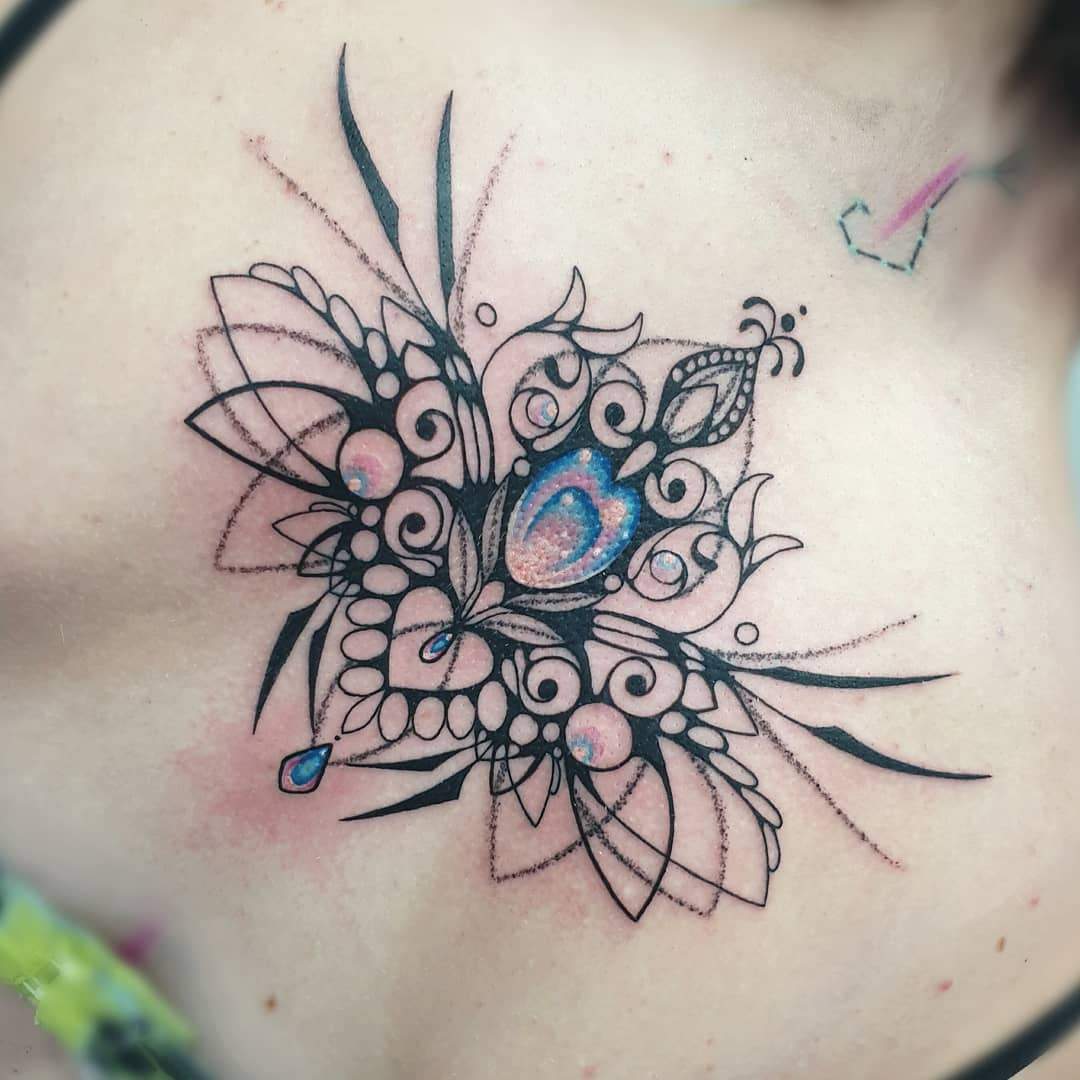 Tatuaj spate durere femeie tatuaj idei ornamente design tatuaj