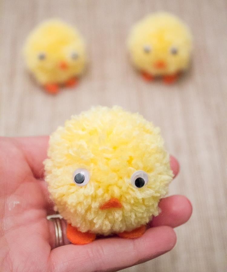 Pom poms sau pui galbeni din fir cu ochi googly Meșteșuguri de Paște-copii-pui-fire-galbene-pompom-ochi încrețiți