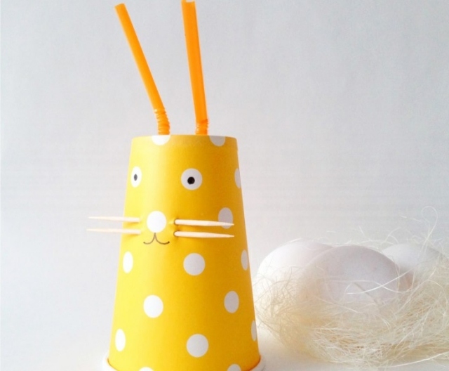 Meșteșuguri de Paști copii școală elementară pahare de hârtie scobitori de iepurași Paști tinker hârtie copii școală elementară pahare de hârtie iepuraș