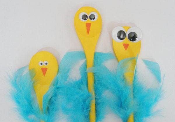 tineri de Paște copii linguri de lemn fețe pene ochi clătinați Meșteșuguri de Paște idei copii linguri de lemn fețe pene