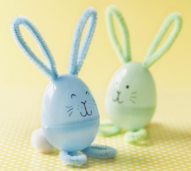 Iepuraș și ou de Paște într-una - faceți urechi și labe de iepuraș cu produse de curățat pentru țevi Meșteșuguri de Paște-copii-idei-plastic-ouă-iepuri-pp-pipă-curățător-deco