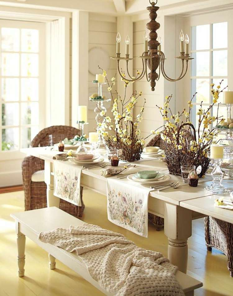 Ideea de decorare de Paști cu coșuri din crenguțe și forsythia decorare-Paște-2015-sufragerie-idee-bancă-buchet-Paște alergător-masă-rustic
