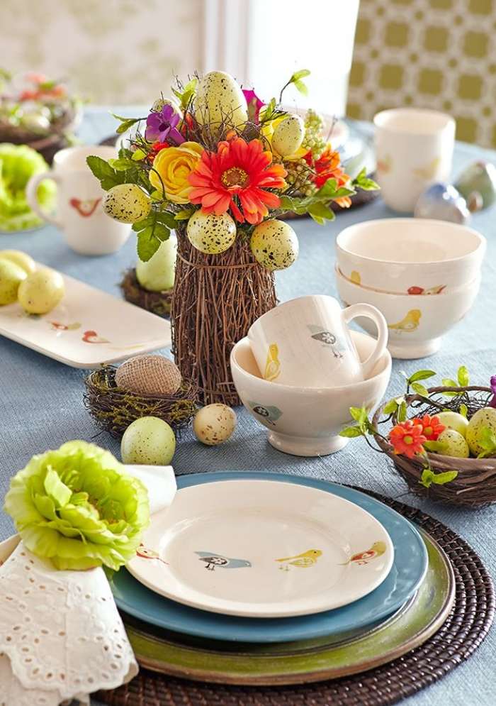 Buchet cu flori proaspete de primăvară și ouă de prepeliță suflate decorare-pascală-festivă-2015-idei-de-decorare-veselă-motive-păsări-ouă de prepeliță