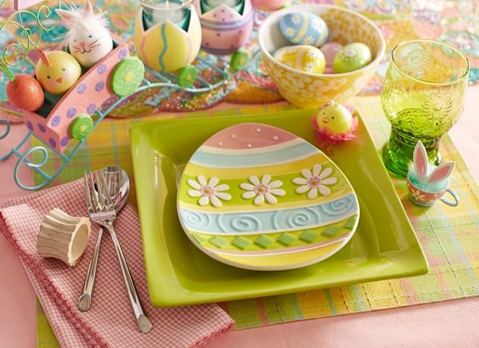 Mâncăruri colorate de Paște pentru copii, în formă de ou în culori pastelate de primăvară Decorare-Paște-2015-idei-decorare-culori-primăvară-verde-roz-textile-confortabile