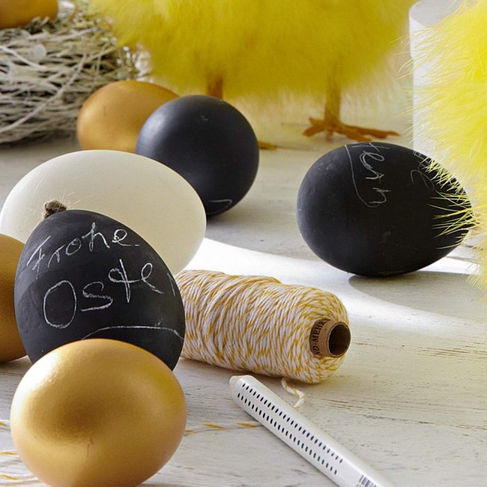 decor festiv de Paște pentru masă în negru, alb și auriu decor-fantezie-ouă-de-Paște-pictură-negru-auriu-etichetat