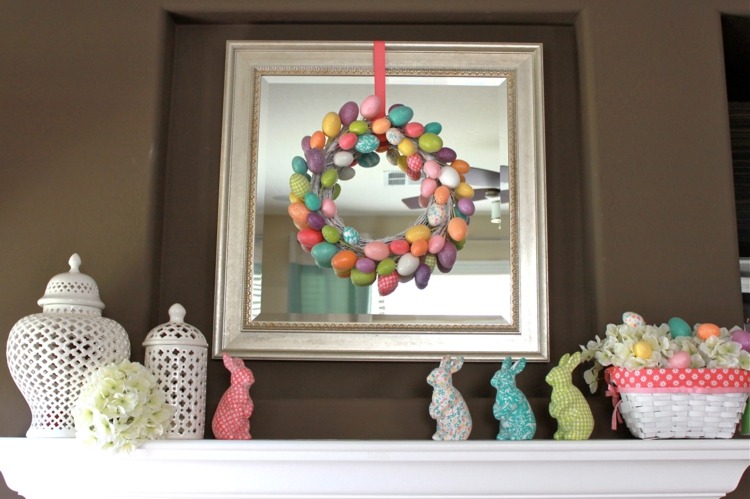 decor-de-pasca-cu-cosul-cu-accente-colorate-pastrare-coroana-oglinda-iepure-tesatura-culori-pastel