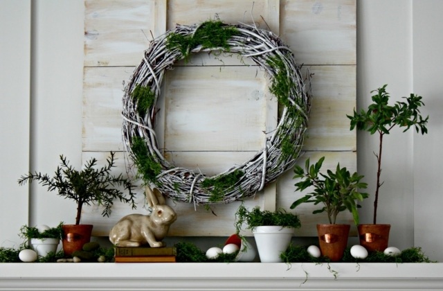 Ouă de Paști copaci mici decorativi în plante de casă în ghivece