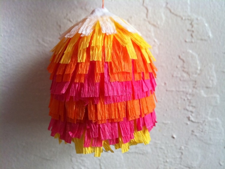 Instrucțiuni-decorare-ouă-de-Paște-hârtie-decorativă-de-hârtie-colorată-cu-dungi-piniata