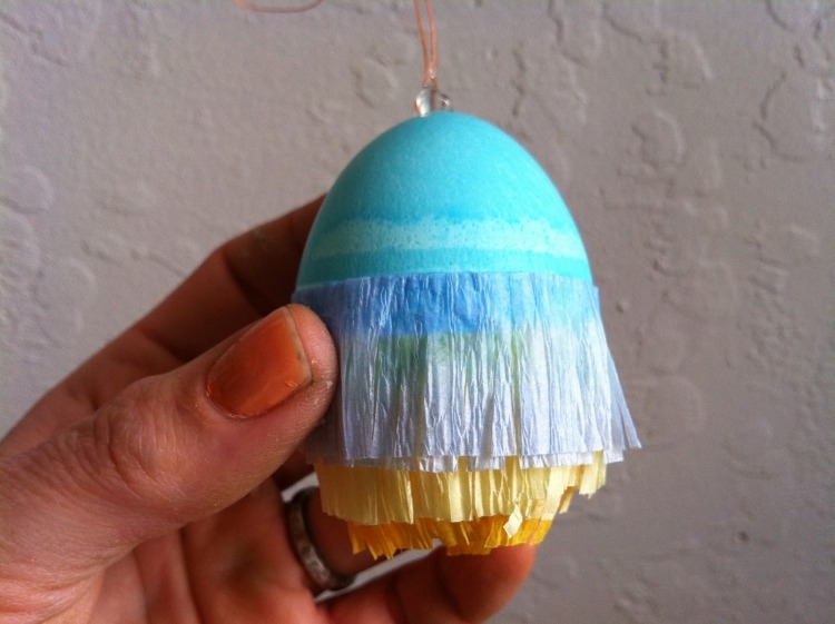 Instrucțiuni-de-decorare-ouă-de-Paște-hârtie-fâșii-de-hârtie-suflare-ouă