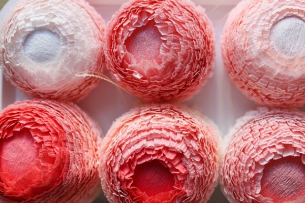 Instrucțiuni-decorare-ouă-de-Paște-pinata-hârtie-clătire