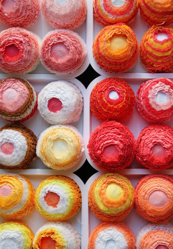 Instrucțiuni de decorare a ouălor de Paște-ton roșu-cald-portocaliu