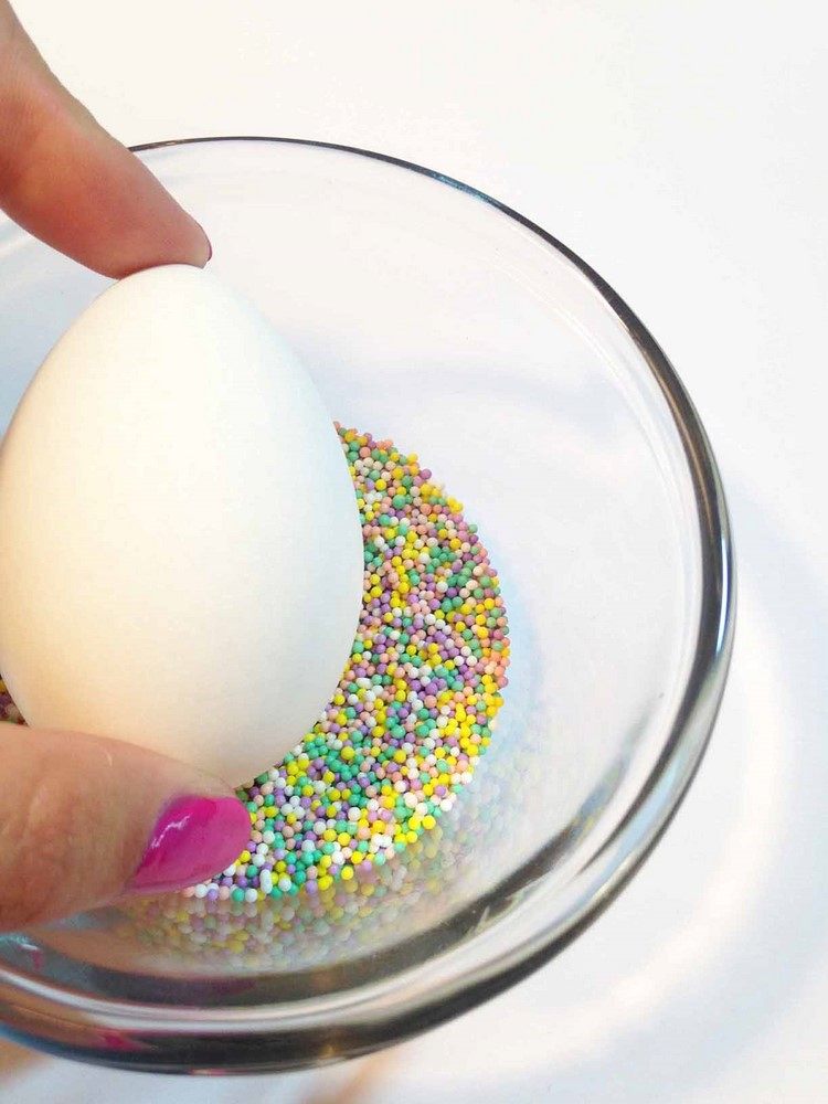 decorați oul alb cu stropi de zahăr Ouă-de-Paște-decorați-colorate-zahăr-stropi-băț