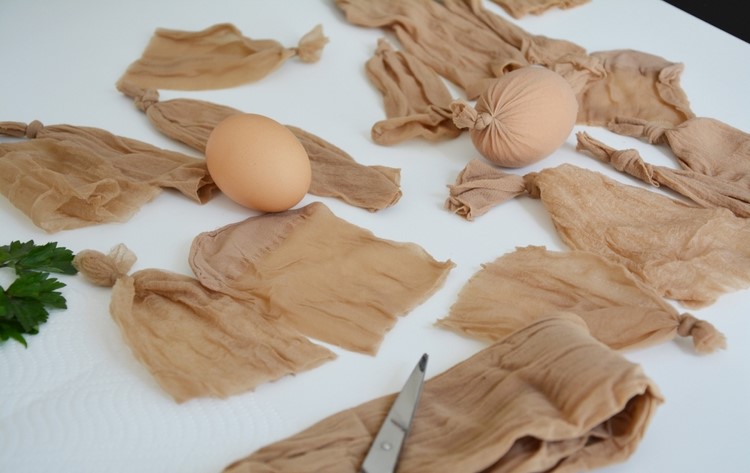 Frunze de pătrunjel și ouă într-o pereche de colanți Ouă de Paște-culori-colanți-pătrunjel-frunze