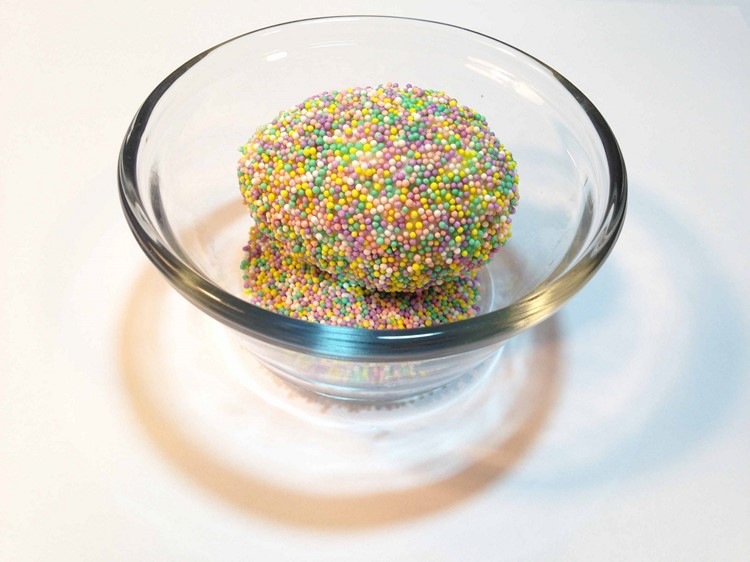 Rolați ouăle de Paște în stropi Culoarea ouălor de Paște zahăr presară rulouri