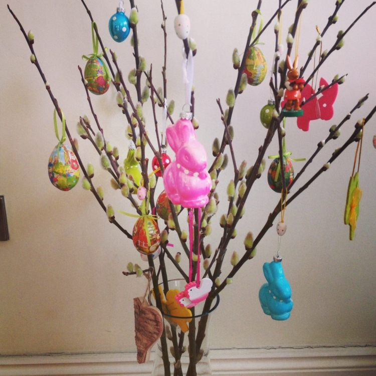 Decorați salcia păsărilor cu ouă suflate artistic Ouă de Paște-idei de design-vază-salcie-pisică-iepuri-decorative-colorate