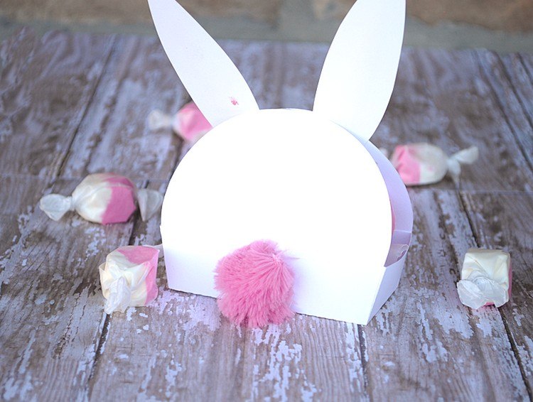 lipiți pompa roz pe spate Iepurașii de Paște fac hârtie-bonbontuete-roz-pompom