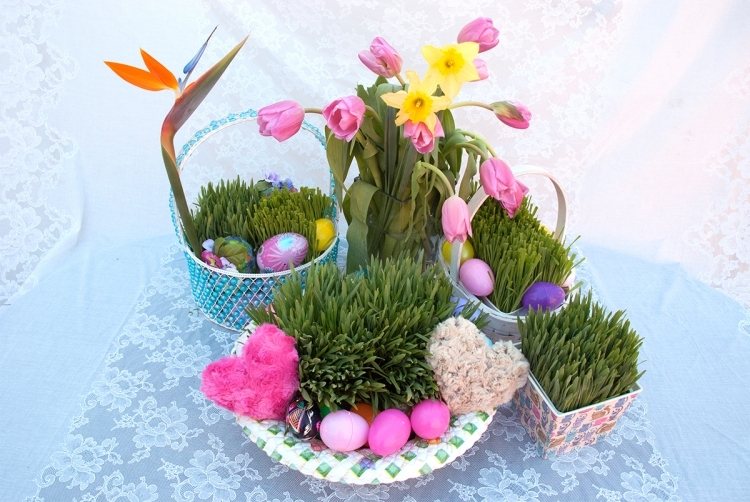 Coș de Paște-aranjare-aranjare-gazon-artificial-găleată-găleată-lalea-vază