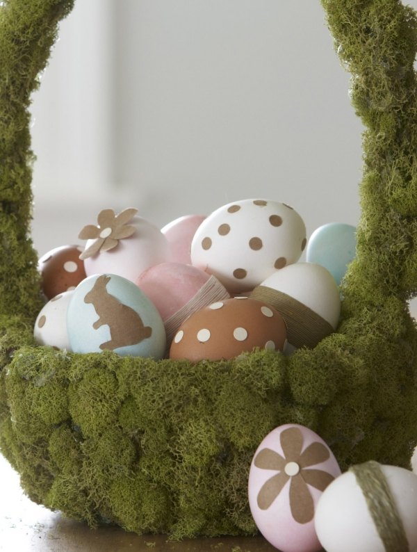 Meșteșuguri de Paști cu mușchi coș de Paște ouă autocolante colorate