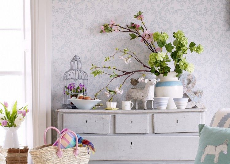 Ramuri de primăvară și flori pe sifonier decor de primăvară-flori-ramuri-vaze-bufet